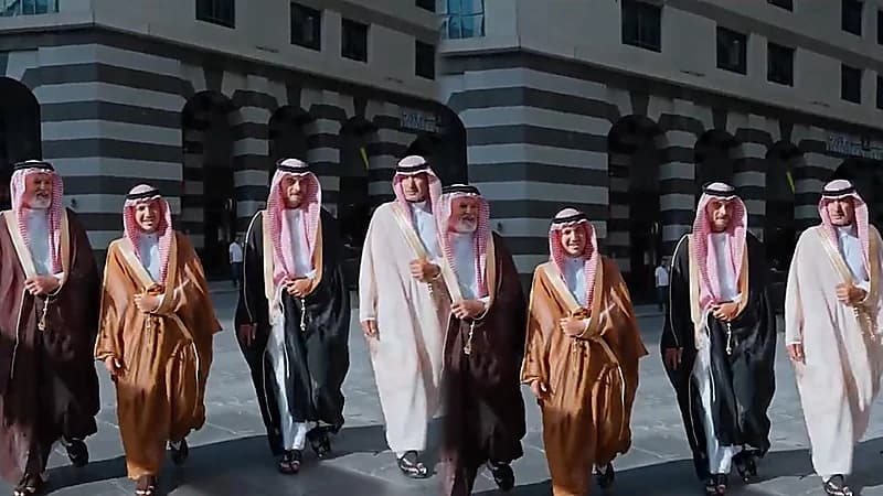 حجاج أسبان يرتدون الزي السعودي في المدينة المنورة إستعداداً للحج.. فيديو