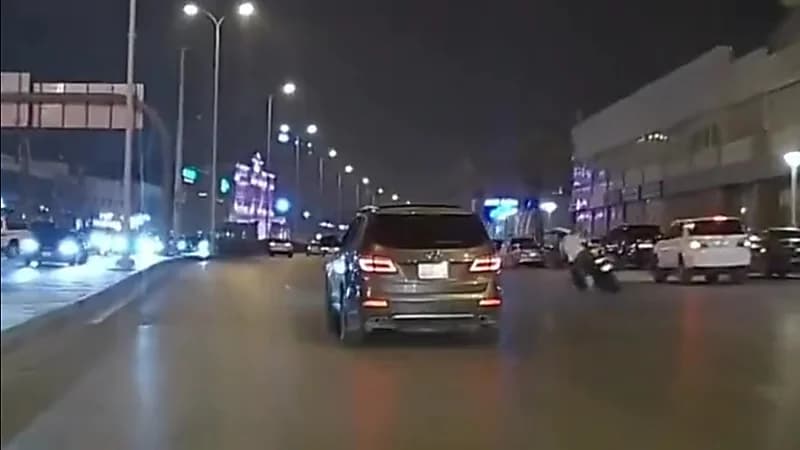 مشهد يحبس الأنفاس لشاب تعرض لحادث نتيجة الاستعراض بالدراجة النارية.. فيديو