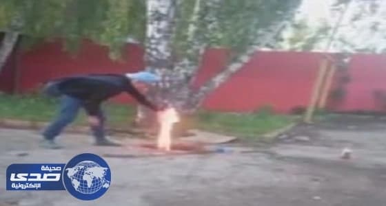 بالفيديو.. روسي يلقي قنبلة مولوتوف بقناة صرف صحي