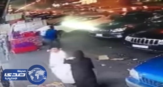 بالفيديو.. معركة لكمات بين رجل وفتاة بأحد شوارع جدة