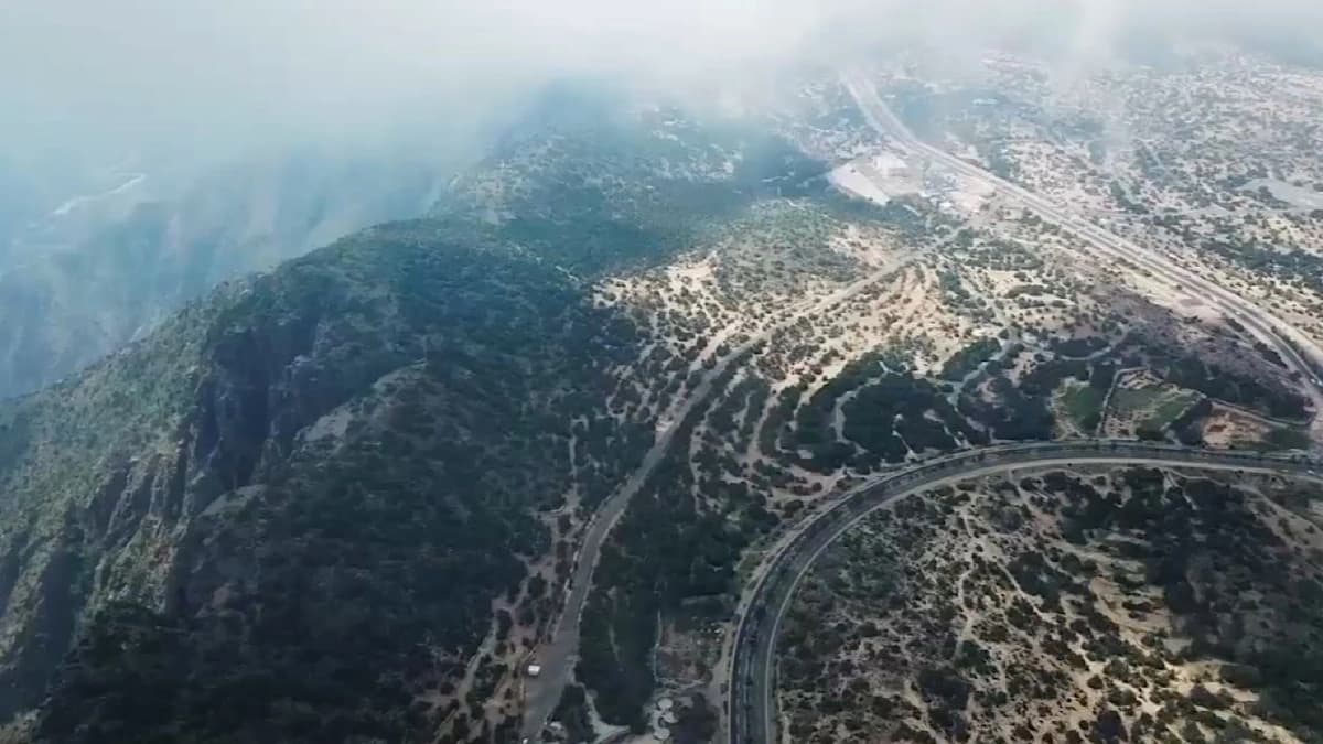 افتتاح الحركة المرورية في ثلاثة مشاريع للطرق بعسير.. فيديو