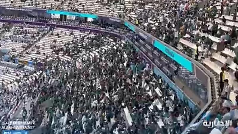 بالفيديو.. تفاعل جماهير الأخضر داخل استاد لوسيل قبل دقائق من انطلاق المباراة