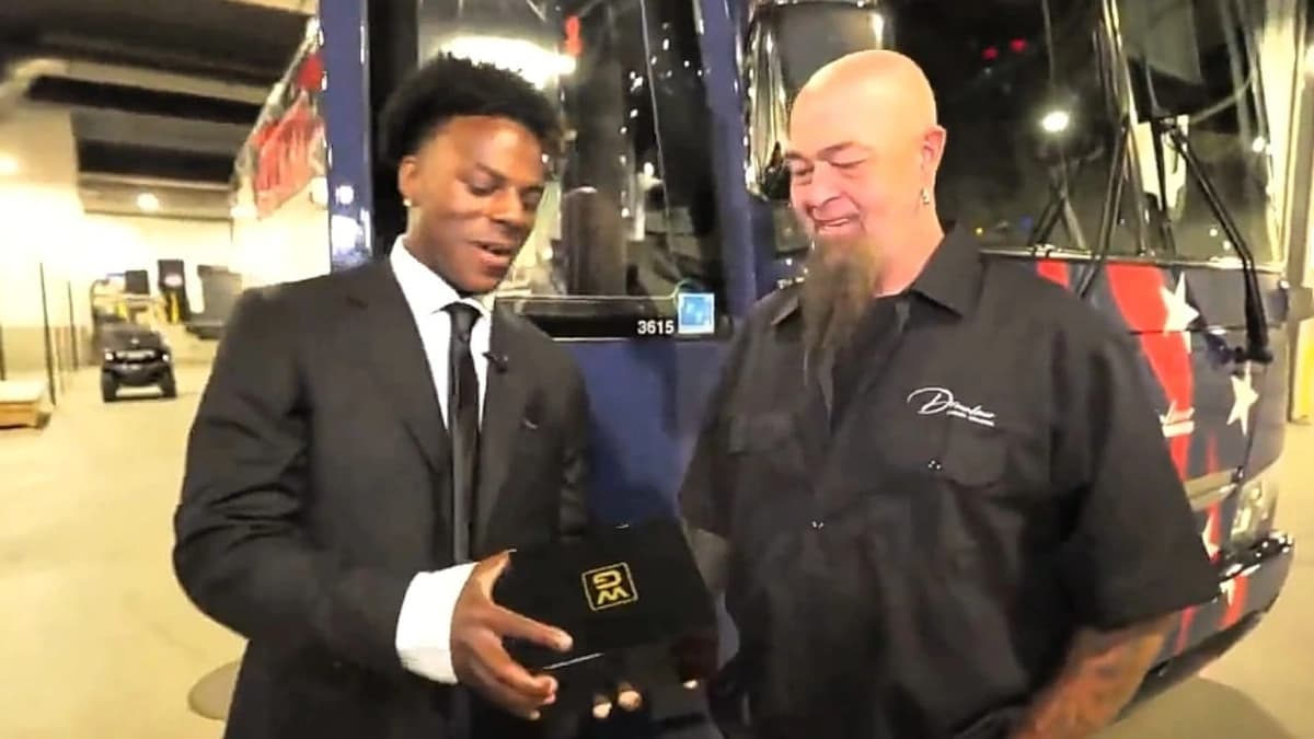 سبيد يفاجئ سائقه بهدية ثمينة خلال جولته بأمريكا .. فيديو