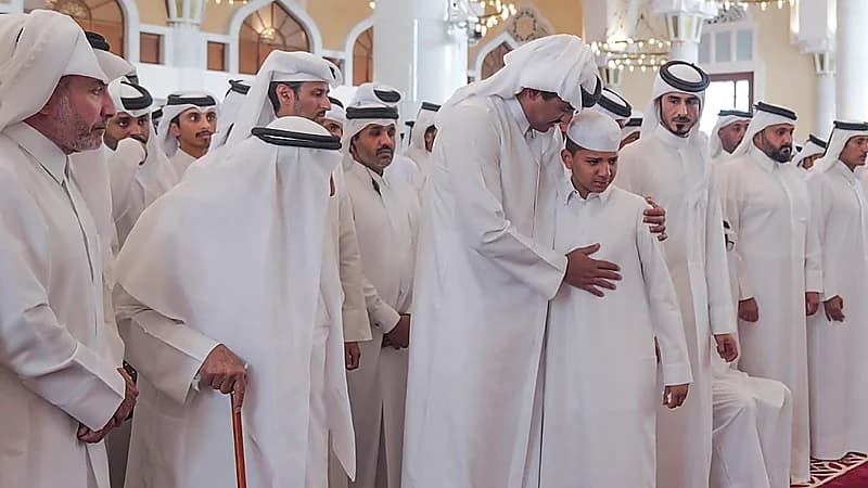 لقطة مؤثرة لأمير قطر وهو يواسي نجل رجل الأمن ضحية الاعتداء الإسرائيلي.. فيديو