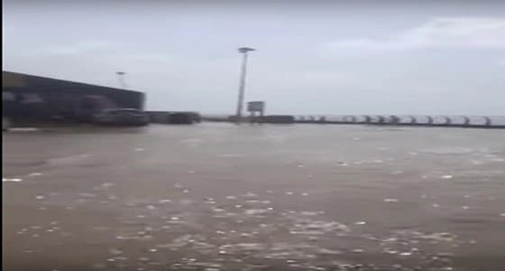 بالفيديو.. أمواج البحر تغزو شوارع جازان