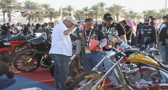 بالصور.. نواف عريف " أول حكم سعودي " للدراجات النارية
