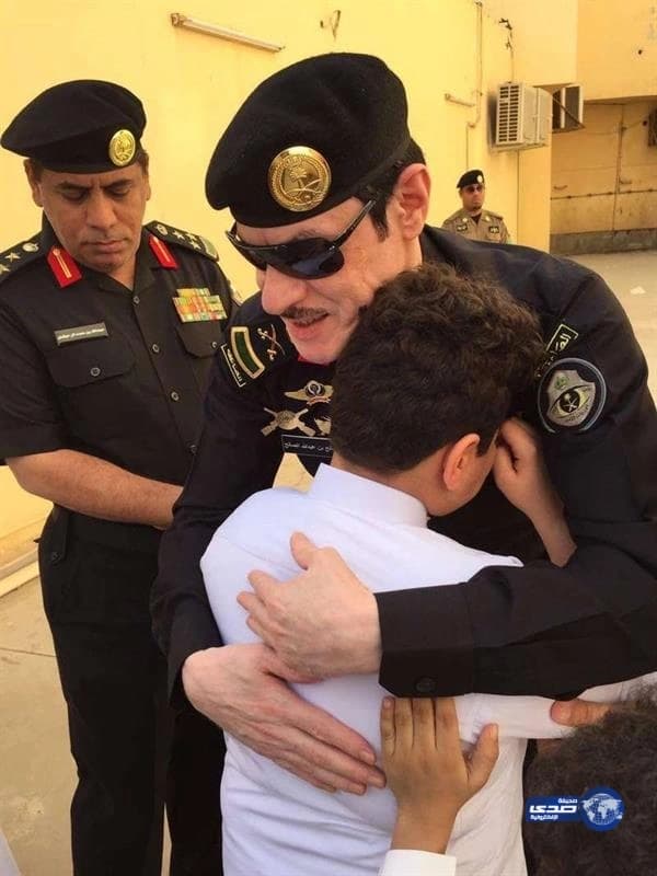 في مشهد مؤثر ..ابن الشهيد "القبي"يبكي في حضن اللواء "الصالح" مرددا: أنت والدي