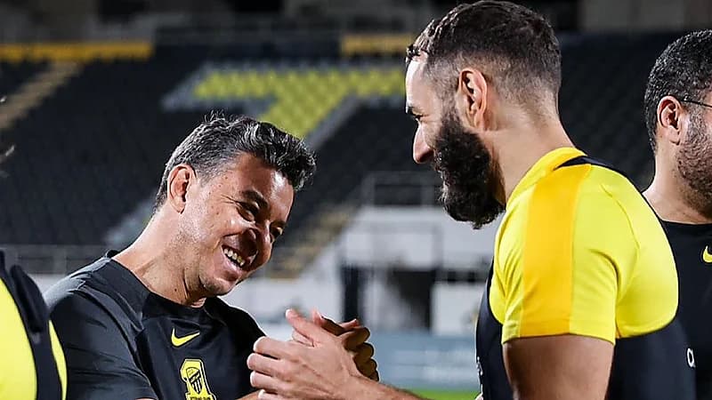 مدرب الاتحاد يجرد بنزيما من شارة القيادة