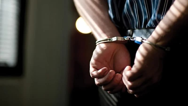 شاب يتخفى بعباءة ونقاب للقاء خطيبته في فندق