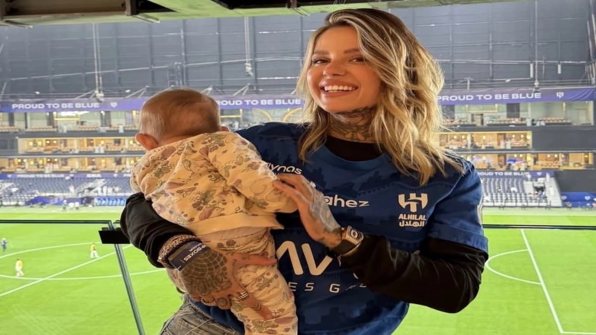 عائلة ثيو هيرنانديز خلال تواجدها في المملكة أرينا دعماً للهلال.. صور