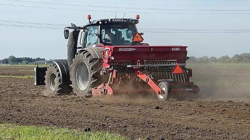 مزارع يدهس جارته وطفليها بالجرار إنتقاماً منها !