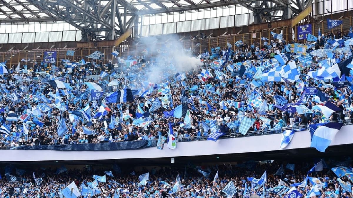 توقيف 200 من مشجعٍ نابولي عشية مباراته أمام أيندهوفن