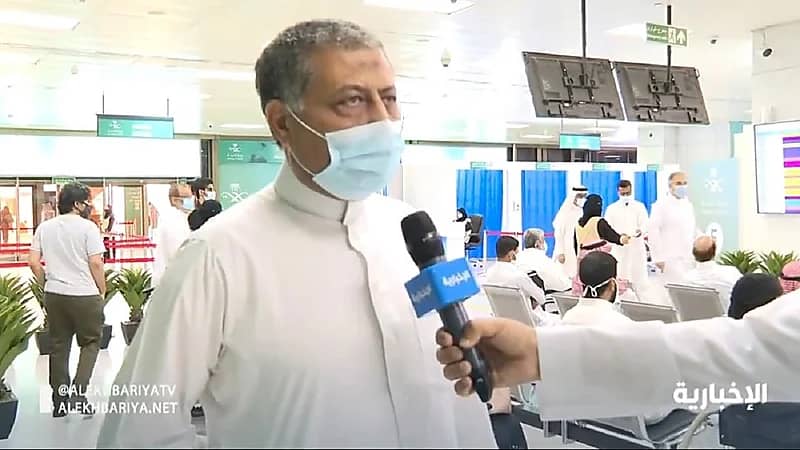 بالفيديو .. أحد منسوبي الخطوط الجوية يصف شعوره بعد تلقي لقاح كورونا