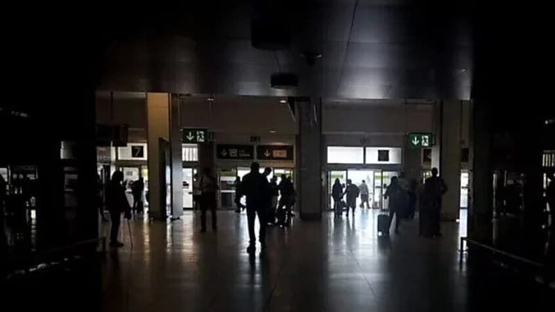 احتفالات في برشلونة مع عودة الكهرباء بعد انقطاع شامل شلّ إسبانيا .. فيديو