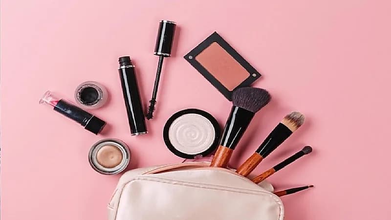 بالفيديو .. "الغذاء والدواء": تساقط الشعر من أعراض مستحضرات التجميل المغشوشة