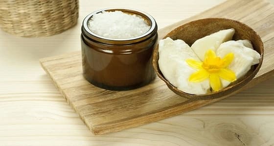 زبدة الشيا مرطب طبيعي للشفاه وللتخلص من تشققات الجلد