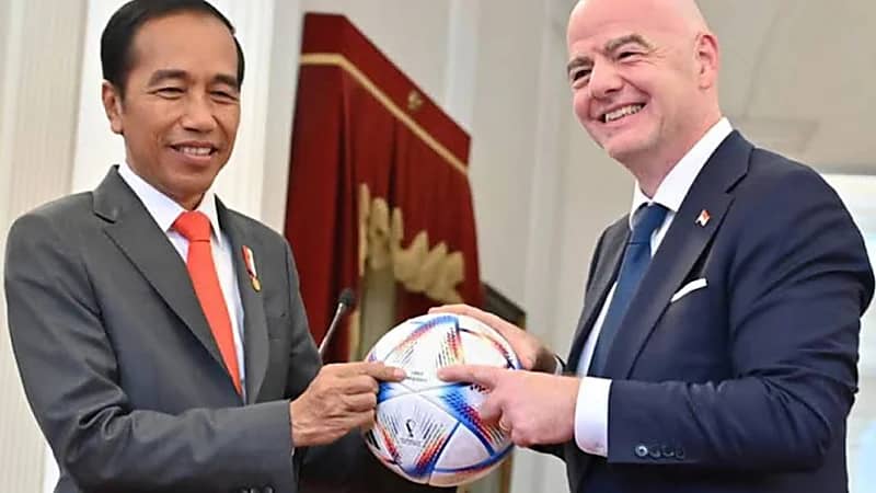 "الرئيس الإندونيسي" يقرر هدم ملعب كرة القدم حيث وقع حادث التدافع المميت