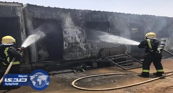 بالصور.. إصابة آسيوي في حريق سكن للعمالة بتبوك