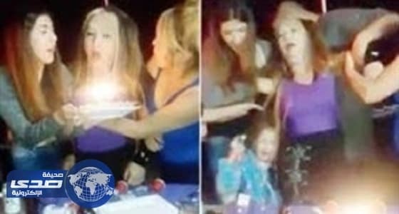 بالفيديو.. جدة سكرانة ترمي كعكة عيد ميلادها على الأرض