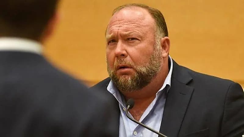 محكمة تقضي بتغريم إعلامي شهير مليار دولار