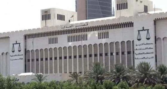 شاب يعتدي على جدته بالسكين