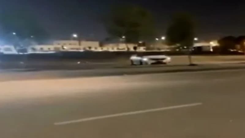 شاهد.. سيارة تصدم أحد الأرصفة بعد خروجها عن السيطرة وتقتلع أشجارا من جذورها