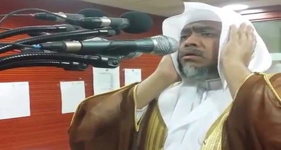 بالفيديو .. مؤذن الحرم المكي يرفع أذان الظهر بعد تعافيه من المرض
