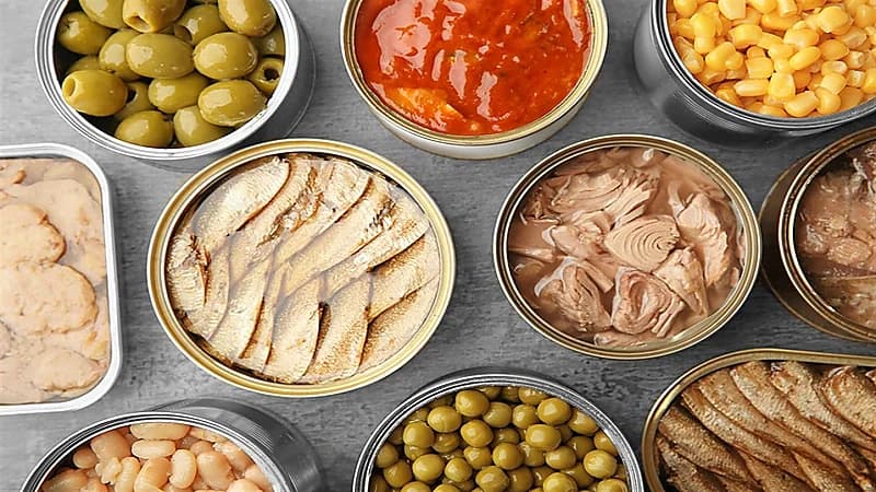 تناول الأطعمة المعلبة يؤدي إلى أمراض القلب والسرطان