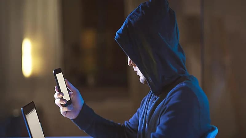 بريطانيا تختبر نظام تنبيه يحذر المواطنين عند حدوث مخاطر عبر هواتفهم المحمولة