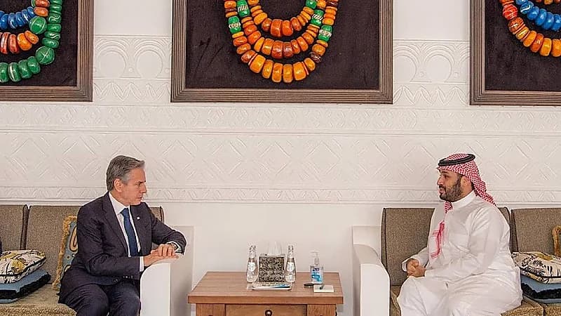 ولي العهد يؤكد لوزير الخارجية الأمريكي ضرورة بحث سبل وقف العمليات العسكرية بغزة