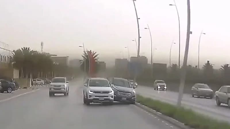 شاهد.. انعدام التركيز كاد يتسبب في كارثة بطريق الملك عبدالله