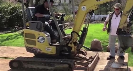 بالفيديو.. زوجان يعثران على كنز ثمين بحديقة منزلهما