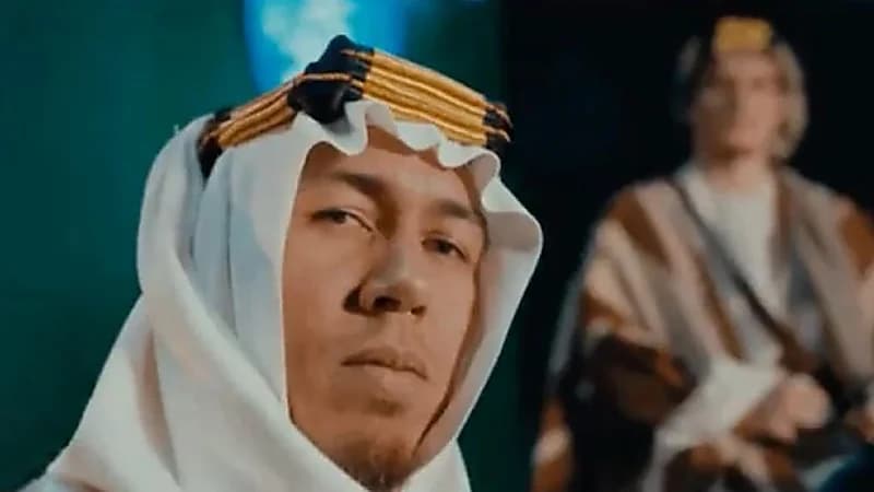 فيرمينو يحتفل بذكرى يوم التأسيس بطريقة مبتكرة بالزي .. فيديو