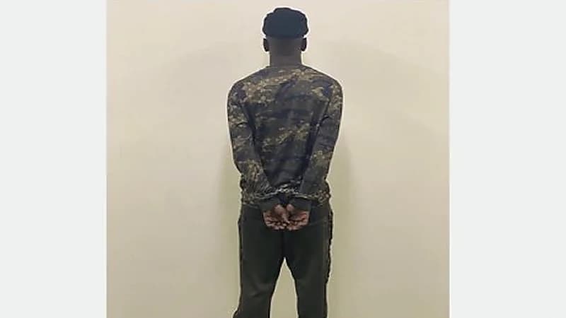 ضبط مقيم ظهر في مقطع فيديو يتضمن تهديدًا وعبارات عنصرية