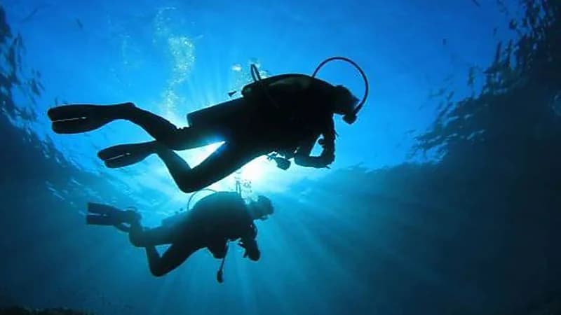 فتاة صينية تتعرض للتحرش تحت الماء