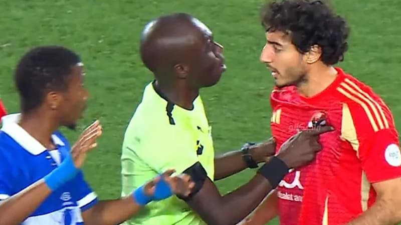 مشادة واعتراضات قوية بين ثنائي الأهلي المصري وحكم لقاء الهلال السوداني.. فيديو