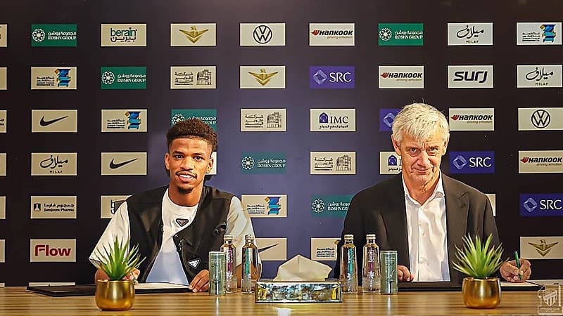 الاتحاد يضم محمد برناوي من الهلال في صفقة انتقال حر