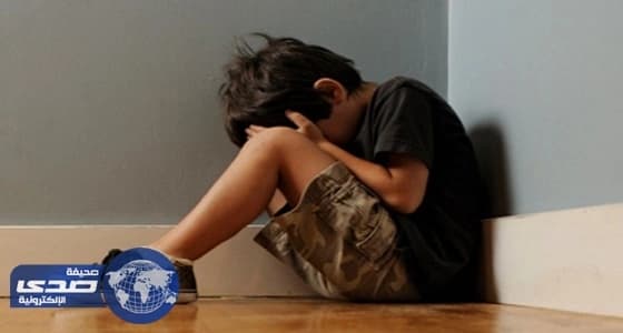 جليسة أطفال تعتدي على طفل 4 سنوات عدة مرات