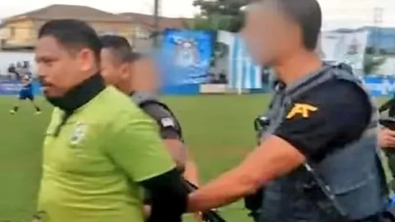 لحظة اعتقال الشرطة لحكم مباراة في البرازيل .. فيديو