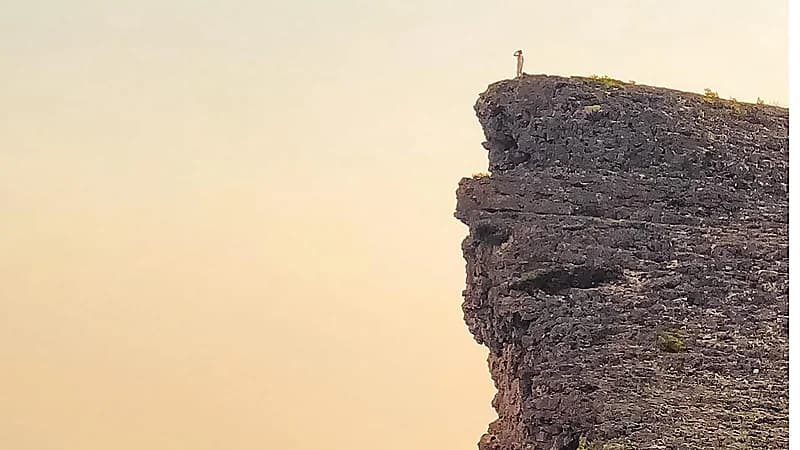 لقطات تُظهر الارتفاع الشاهق لجبل سمحان الذي سقط منه سعود القحطاني