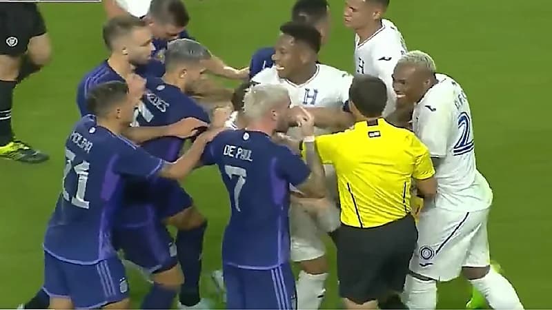 شاهد .. اشتباكات في مباراة الأرجنتين والهندوراس بسبب ميسي