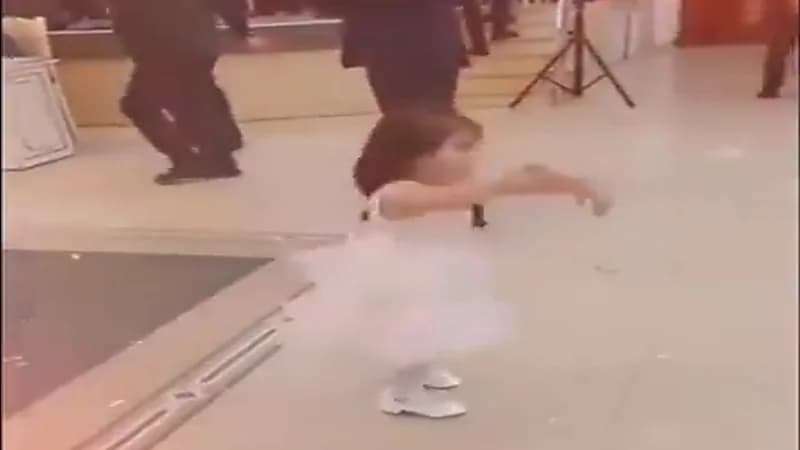 وصلة رقص لطفلة على أنغام عبد الحليم حافظ تخطف الأنظار.. فيديو