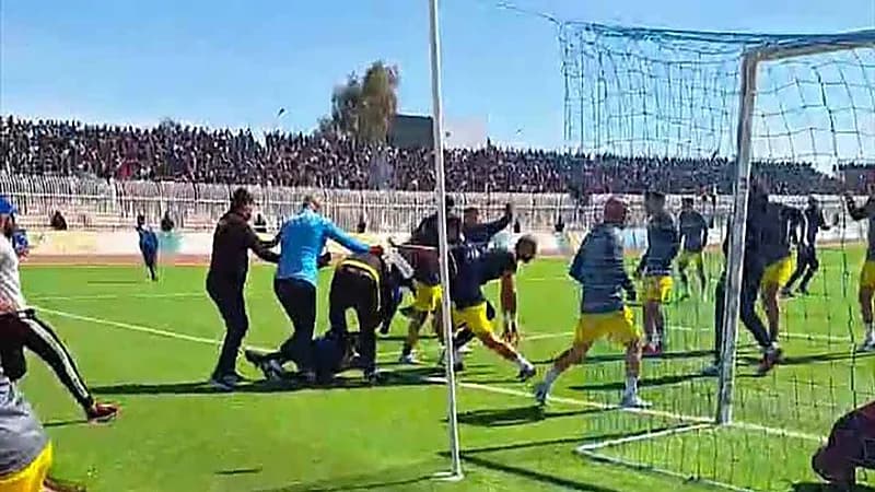 أحداث شغب كارثية في إحدى مباريات الدوري الجزائري .. فيديو