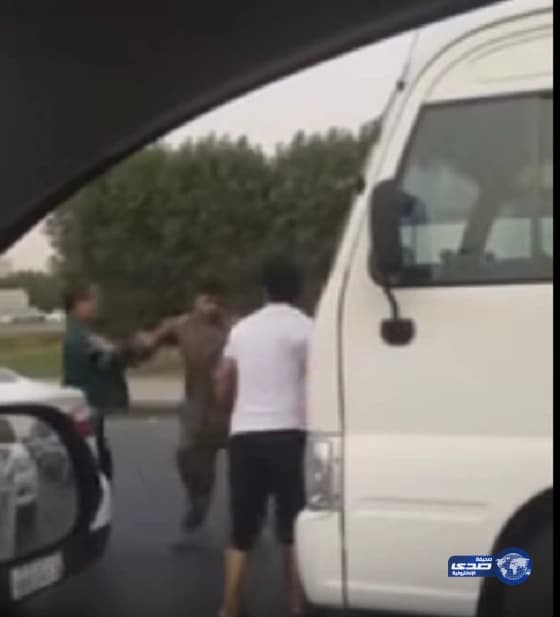 شاهد.. مضاربة بين باكستانيين وفلبينيين في إحدى دول الخليج