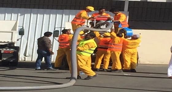 " أمانة الطائف " توزع مضخات الشفط لاحتواء تجمعات مياه السيول