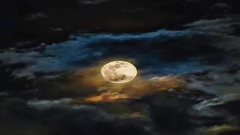 فلكية جدة: بدر رمضان يزين السماء اليوم