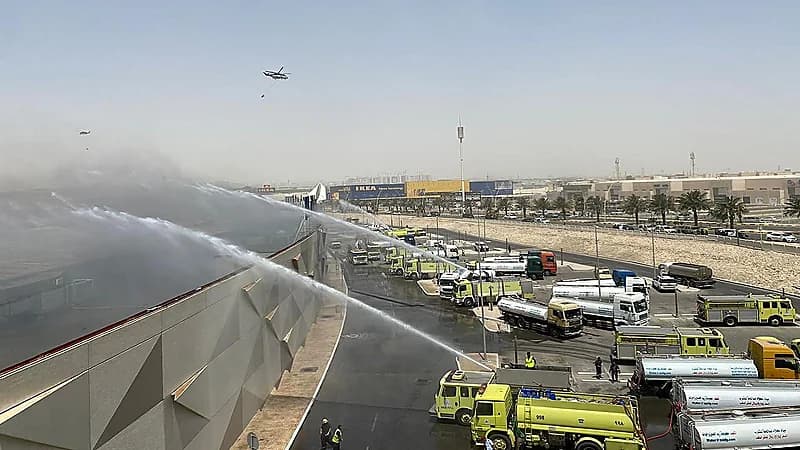 بالفيديو والصور.. الدفاع المدني يسيطر على حريق مجمع الظهران مول ولازال جزء بسيط منه