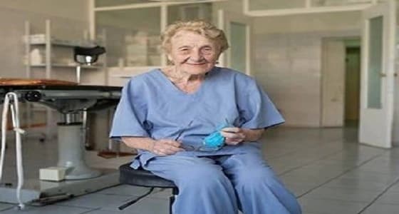 بالصور.. تسعينية تجري 4 عمليات جراحية يوميًا!