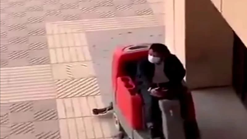 شاهد.. فلبيني يرتل القرآن الكريم بصوت شجي في ساحة جامعة الملك سعود