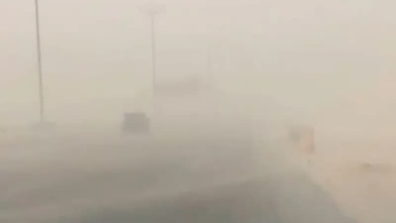 شاهد.. موجة غبار تتسبب في إغلاق طريق "الأحساء _ الدمام"